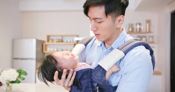 Asiatischer Junger Vater Tröstet Weinendes Baby Und Fühlt Sich Hause — Stockfoto