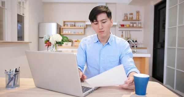Asiatisk Ung Forretningsmann Jobber Hjemmefra Med Bærbar Datamaskin – stockfoto