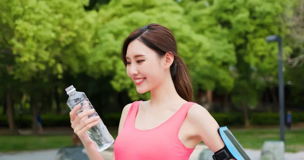 Женщина Азии Пьет Воду Бутылки Парке — стоковое фото
