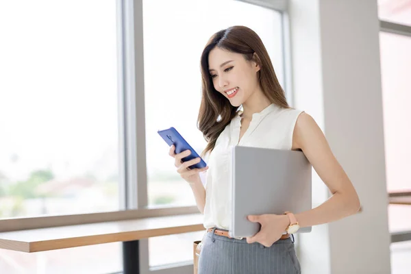 Aziatische Jong Zakenvrouw Gebruik Smart Phone Met Laptop Haar Zakenreis — Stockfoto