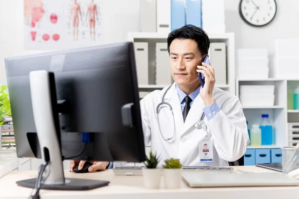 Telemedicine Concept Asian Male Doctor Talking Patient Smart Phone Online — Zdjęcie stockowe