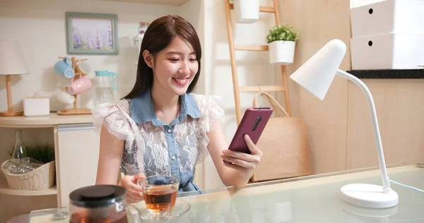 Asyalı Kadın Sabah Evde Mutlu Bir Şekilde Akıllı Telefon Kullanıyor — Stok fotoğraf