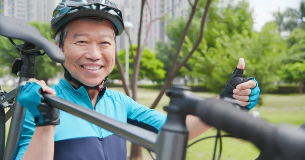 Asiatischer Alter Mann Trägt Helm Und Hält Mit Erhobenem Daumen — Stockfoto