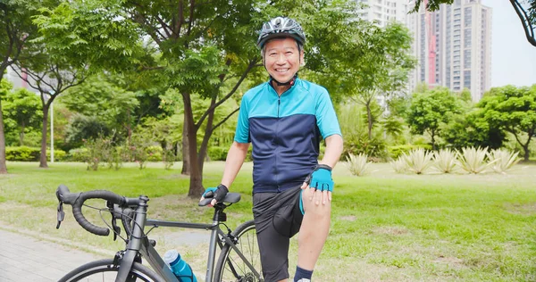 Sorrindo Asiático Velho Homem Vestindo Capacete Tocar Joelho Com Uma — Fotografia de Stock