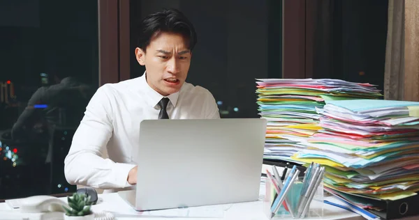 Asiatico Arrabbiato Giovane Uomo Affari Overworking Colpire Sua Laptop Causa — Foto Stock