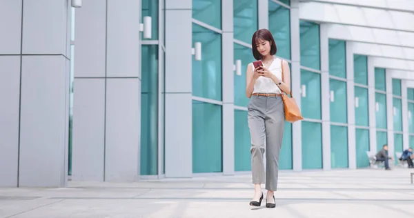 Ázsiai Fiatal Üzletasszony Használ Okos Telefon Közben Ingázás Városban — Stock Fotó