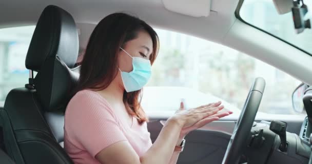 Female driver use hand sanitizer — Stock Video