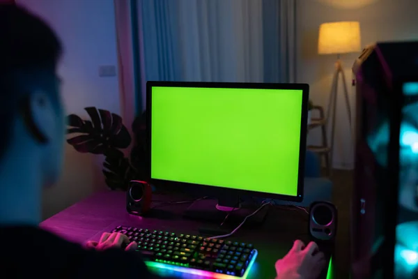사이버 스포츠 게이머 가녹색 모니터와 개인용 컴퓨터를 가지고 게임을 모습을 — 스톡 사진