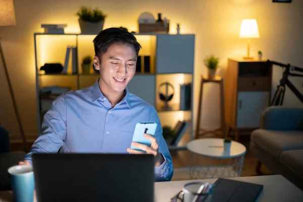 Asiático Homem Negócios Usar Computador Smartphone Para Trabalhar Noite Casa — Fotografia de Stock