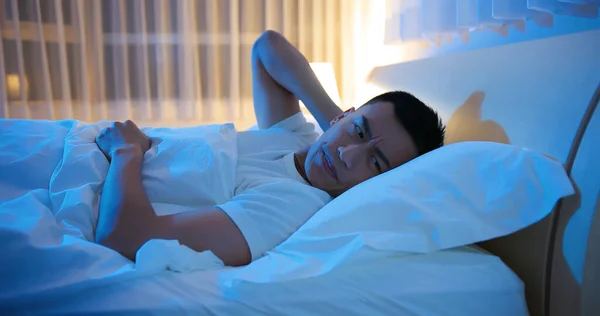 Asijský Muž Trpěl Nespavostí Noci — Stock fotografie