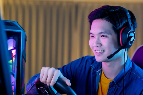 Joven Asiático Pro Gamer Hombre Jugar Carreras Coches Online Video — Foto de Stock