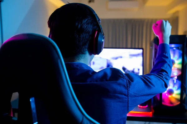 Rückseite Der Young Asian Handsome Pro Gamer Fühlen Sich Aufgeregt — Stockfoto