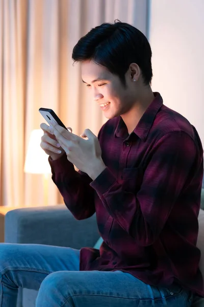Asiatischer Mann Benutzt Smartphone Und Fühlt Sich Hause Auf Dem — Stockfoto