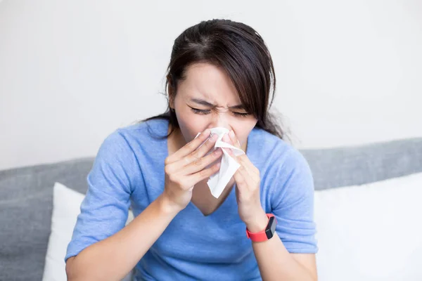 Zieke Aziatische Vrouw Niezen Met Weefsel Woonkamer Thuis — Stockfoto