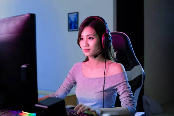 Young Asian Pro Gamer Girl Playing Online Video Game Home — Stock Photo, Image