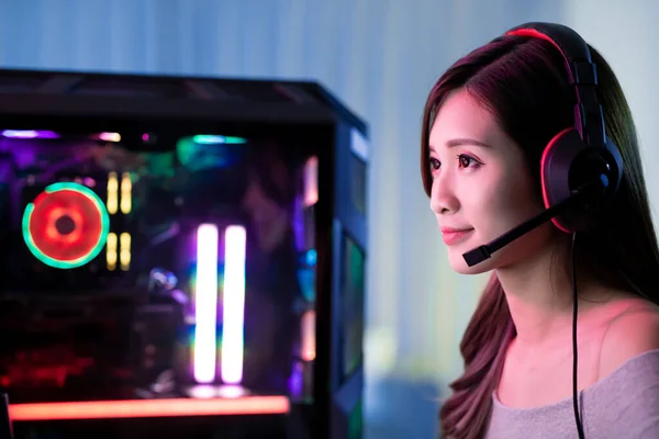 Young Asian Pro Gamer Girl Spielt Online Videospiel Mit Dem — Stockfoto