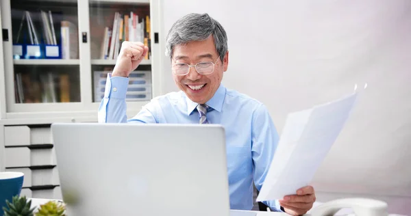 Sorridente Asiático Sênior Ceo Empresário Está Trabalhando Escritório — Fotografia de Stock