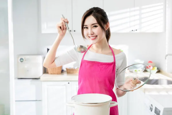Asiatische Hübsche Hausfrau Kocht Hause Gesunde Mahlzeit Und Lächelt Sie — Stockfoto