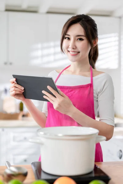Asian Pretty Housewife Use Tablet Look Cooking Recipe Internet Smile — Stock Photo, Image