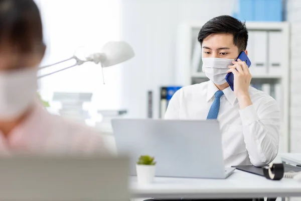 Asiatico Giovani Affari Uomo Indossare Faccia Maschera Parlando Smartphone Discutere — Foto Stock