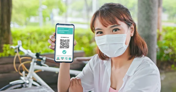 Asiatiske Kvinner Bærer Ansiktsmaske Viser Helsepass Mobiltelefonen Noe Som Tilsier – stockfoto