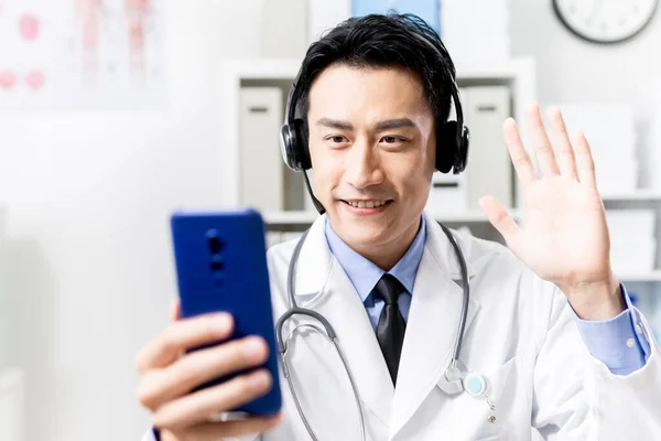 Conceito Telemedicina Asiático Médico Masculino Usando Fone Ouvido Está Falando — Fotografia de Stock