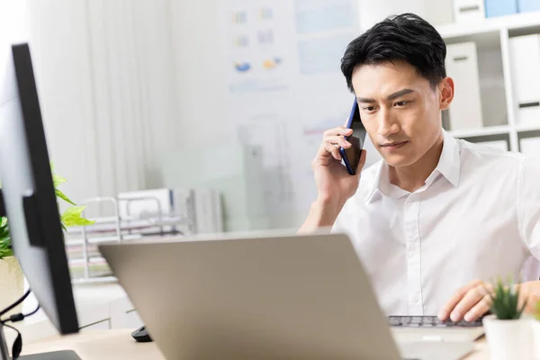 Asiático Jovem Homem Negócios Falar Smartphone Para Discutir Seu Plano — Fotografia de Stock