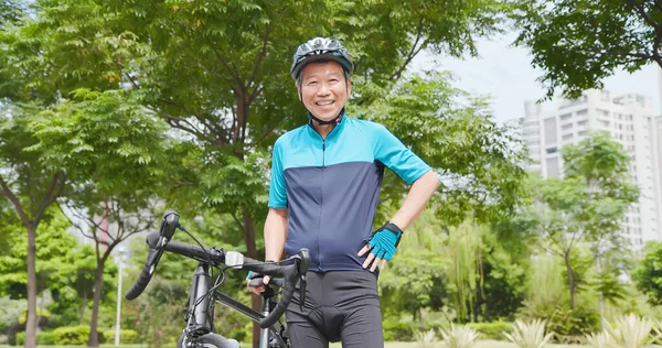 Asiático Velho Homem Vestindo Capacete Carregando Uma Bicicleta Sorrindo Para — Fotografia de Stock