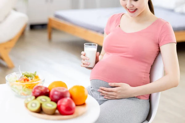 Właściwa Koncepcja Odżywiania Zbliżenie Azjatyckiej Kobiety Ciąży Trzymać Szklankę Mleka — Zdjęcie stockowe