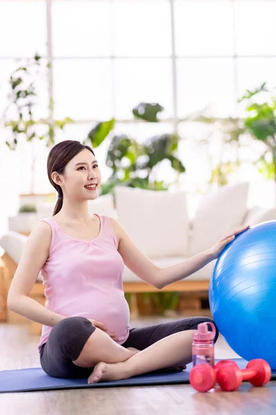 Asiatisk Ung Gravid Kvinna Gör Avslappning Övningar Med Pilates Boll — Stockfoto