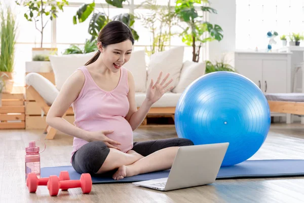 Asiatische Junge Schwangere Frau Mit Laptop Zum Online Gymnastikkurs Mit — Stockfoto