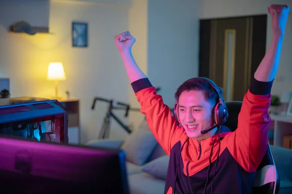 Unge Asiatiske Handsome Pro Gamer Føler Seg Opprømt Løfter Armene – stockfoto