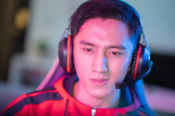 Nærbilde Young Asian Handsome Pro Gamer Som Spiller Nettspill Hjemme – stockfoto