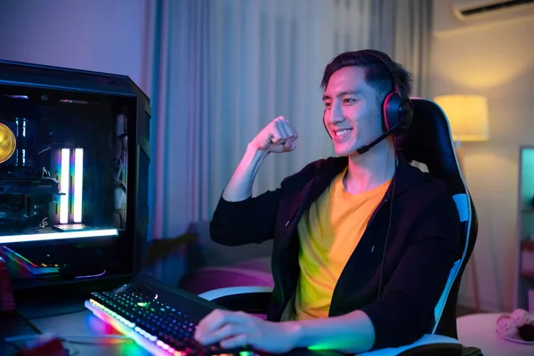 기사보기 Asian Handsome Pro Gamers Young Asian Handsome Pro Gamer — 스톡 사진