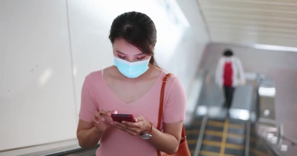 Wanita menggunakan telepon dengan masker — Stok Video