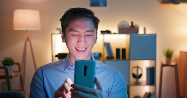 Homme utiliser smartphone la nuit — Video