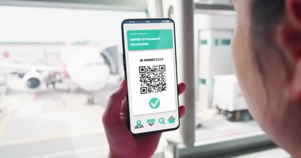 Aziatische vrouw toont gezondheid paspoort — Stockvideo