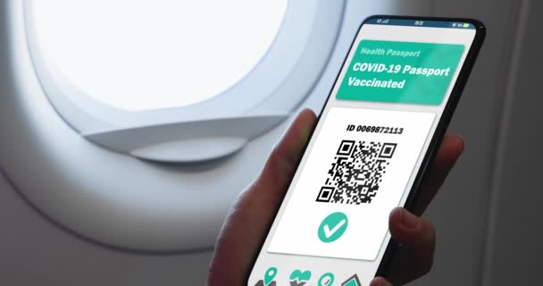 Mulher mostra passaporte de saúde — Vídeo de Stock