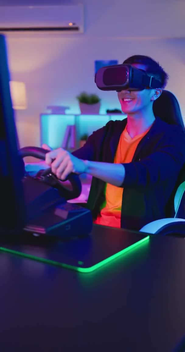 Cybersport gamer παίζουν αγωνιστικά αυτοκίνητα — Αρχείο Βίντεο