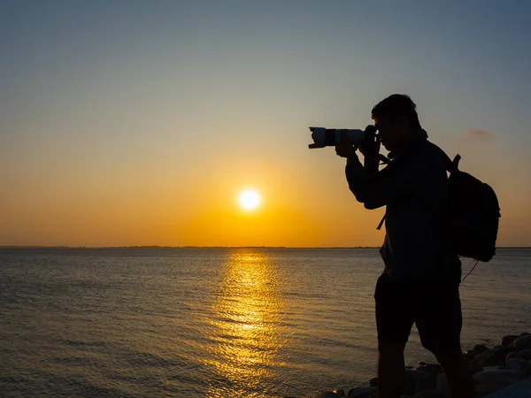 Silhouette Eines Fotografen Beim Fotografieren Bei Sonnenuntergang Abend — Stockfoto