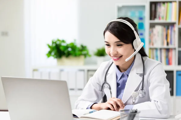 Telemedicine Koncepció Ázsiai Női Orvos Visel Headset Magyarázza Betegséget Hogy — Stock Fotó