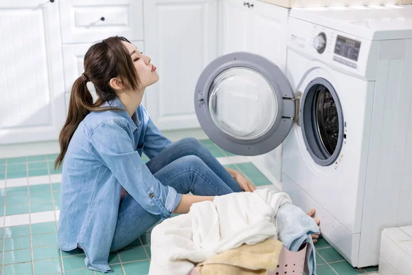 アジアの主婦は服を洗って 自宅で不満を感じる — ストック写真
