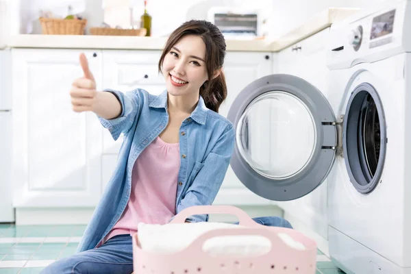 Asiatique Femme Laver Les Vêtements Heureux Pouces Maison — Photo