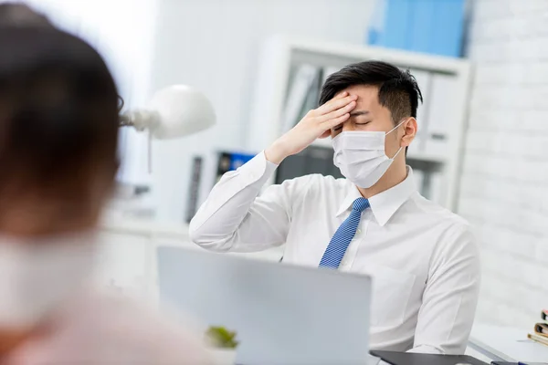 Asiatischer Jungunternehmer Hat Fieber Und Fühlt Sich Büro Unwohl — Stockfoto