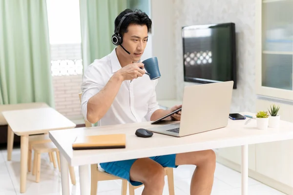 Telework Koncept Asijské Muž Nosit Sluchátka Používat Notebook Připojit Video — Stock fotografie