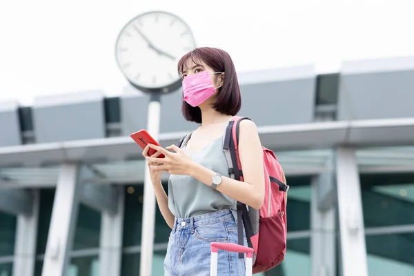 Asiática Viajante Feminino Usar Máscara Facial Usar Smartphone Fora Terminal — Fotografia de Stock
