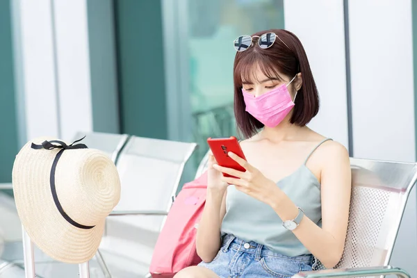 Asiatico Femmina Viaggiatore Utilizzare Smart Phone Con Faccia Maschera Sedersi — Foto Stock