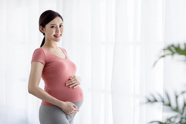 Vista Laterale Bella Asiatica Donna Incinta Piedi Vicino Alla Finestra — Foto Stock