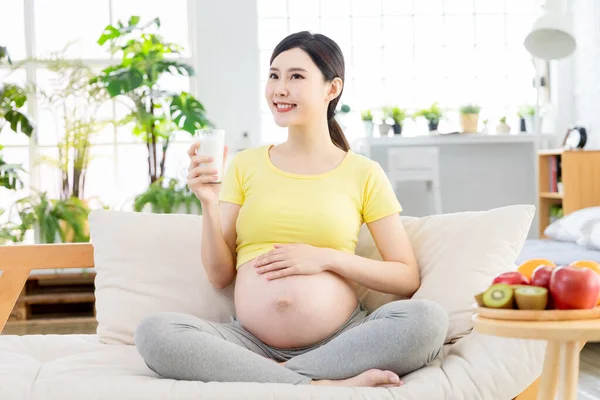 Juiste Voeding Concept Aziatische Zwangere Vrouw Drink Een Glas Melk — Stockfoto