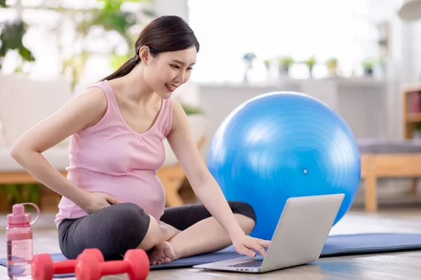 Asiatische Junge Schwangere Frau Nutzt Laptop Für Online Gymnastikkurs Mit — Stockfoto